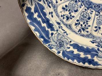 Een Chinese blauw-witte schotel met floraal decor, Kangxi